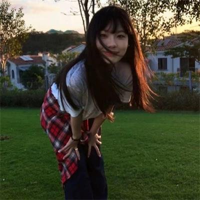 葡萄架下的女神